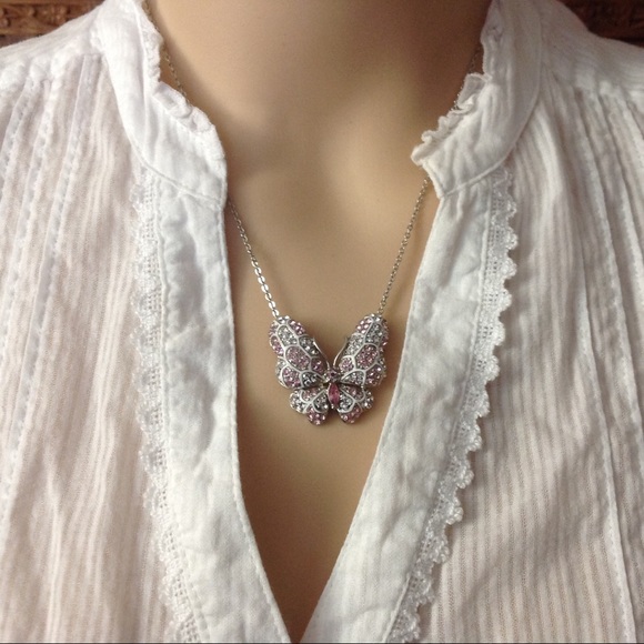 Beautiful butterfly necklace - Picture 6 of 8