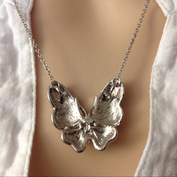 Beautiful butterfly necklace - Picture 7 of 8