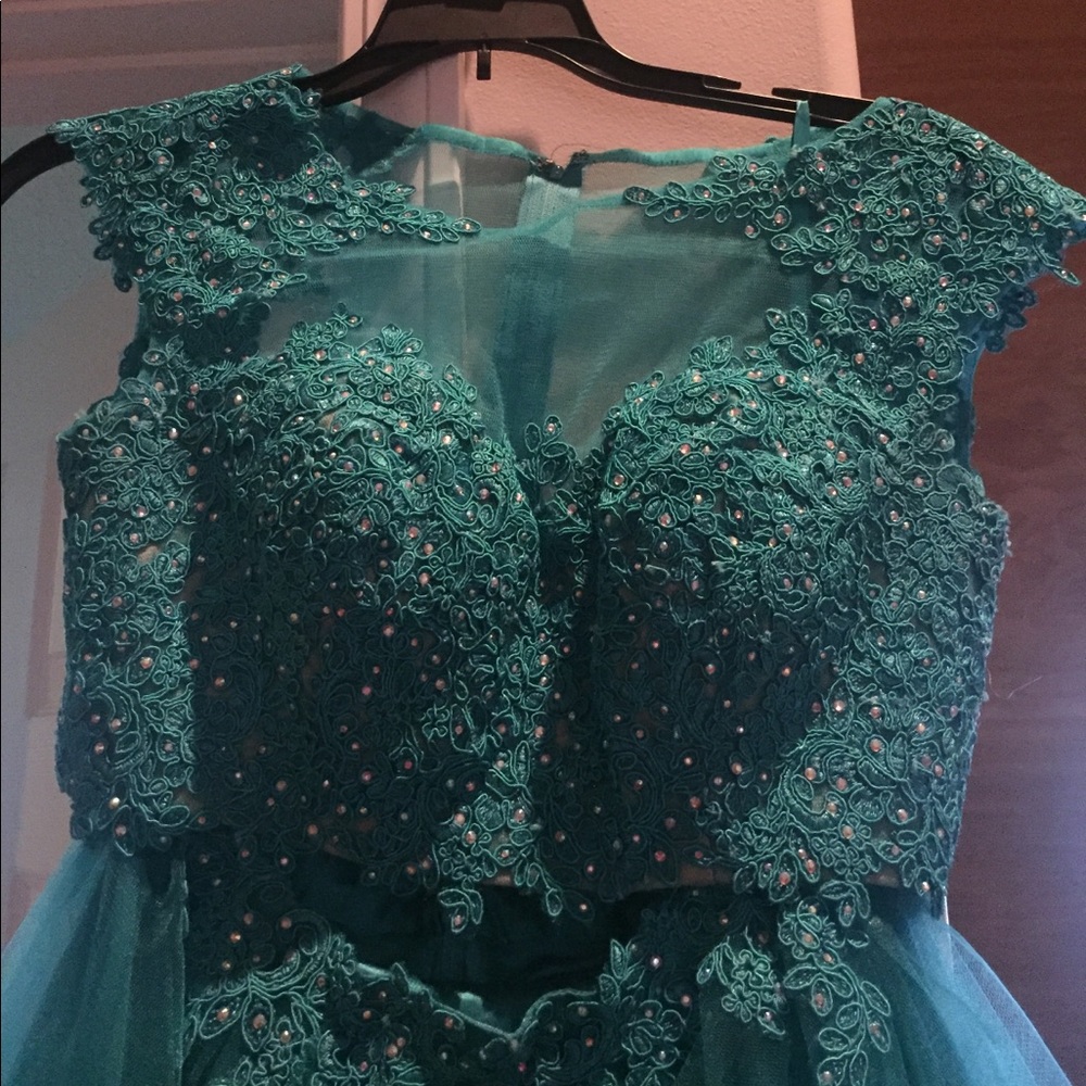 MAKE ME AN OFFER! 2-piece Homecoming/prom dress - Picture 4 of 8