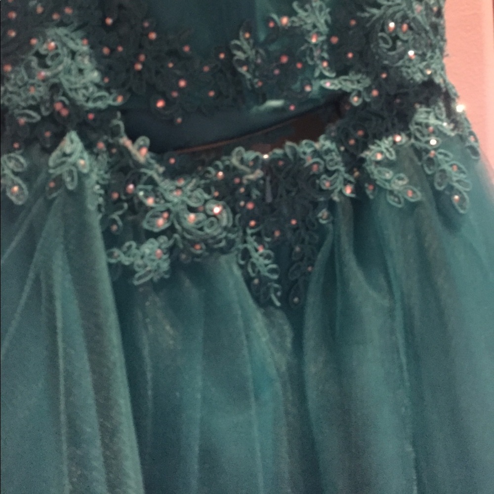 MAKE ME AN OFFER! 2-piece Homecoming/prom dress - Picture 5 of 8