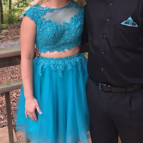 MAKE ME AN OFFER! 2-piece Homecoming/prom dress - Picture 2 of 8