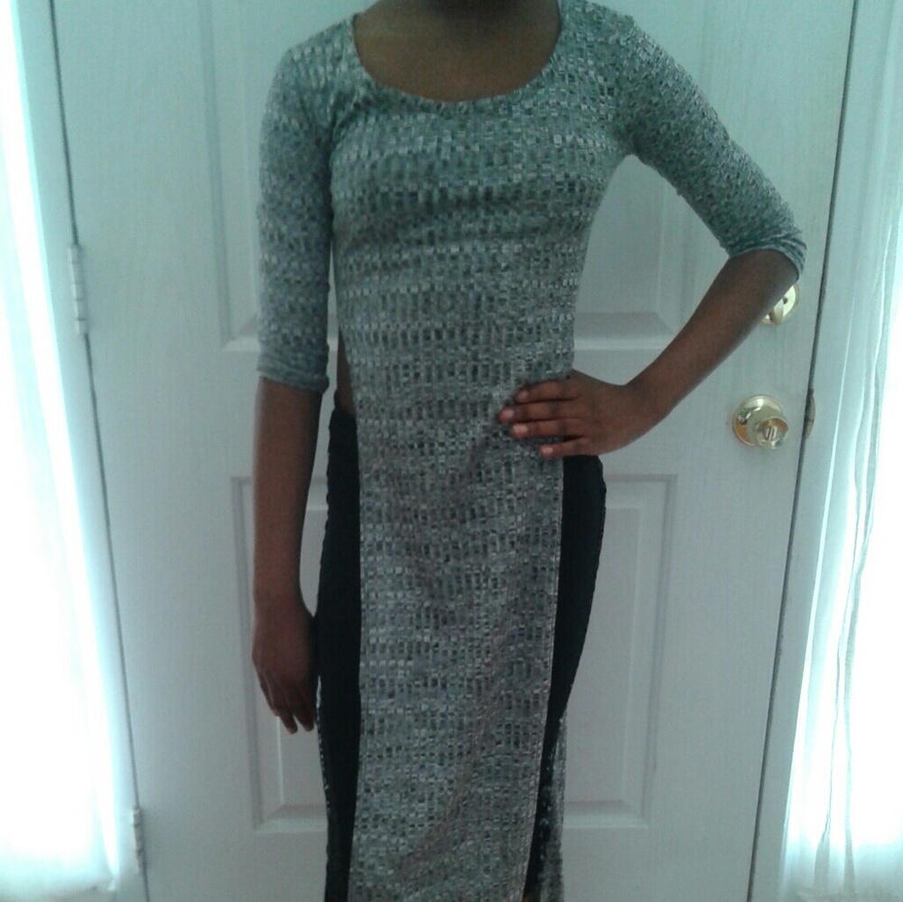 *SOLD*   DGNY Juniors Side-Slit Gray/Black Top - Picture 3 of 7