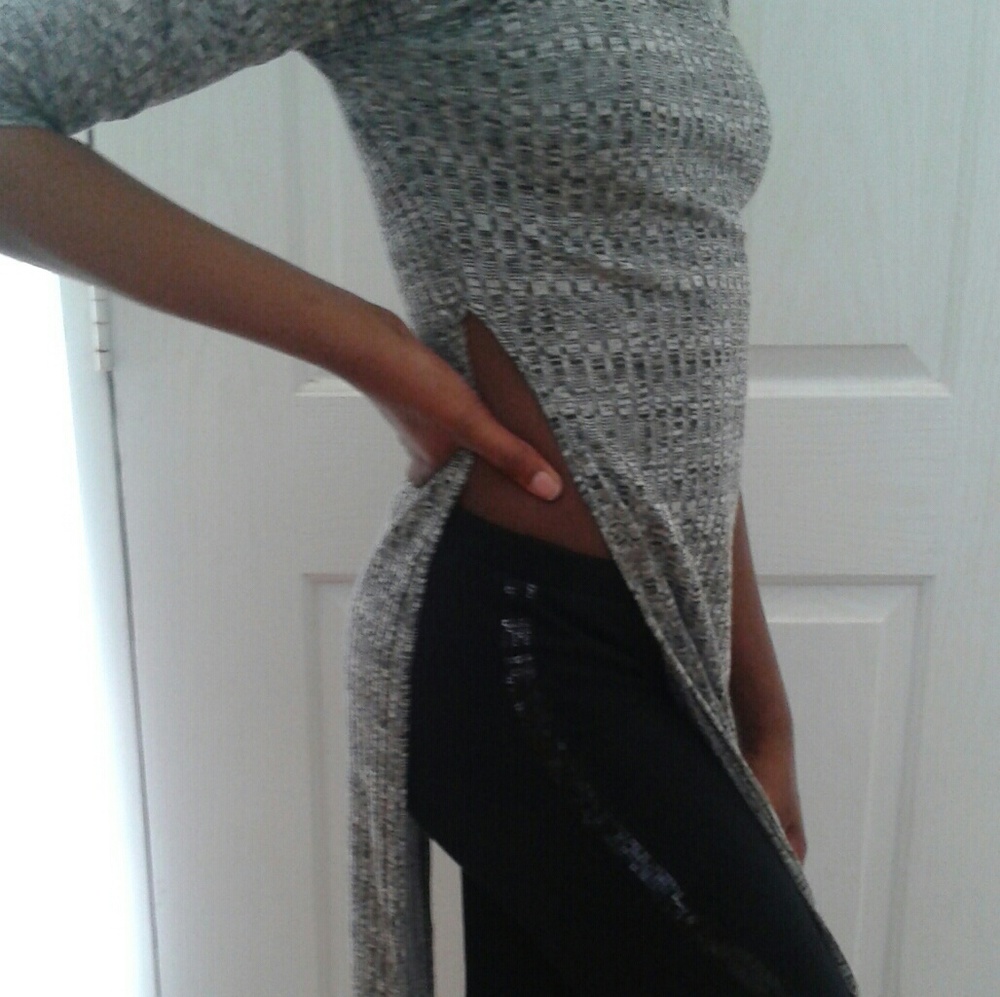*SOLD*   DGNY Juniors Side-Slit Gray/Black Top - Picture 4 of 7