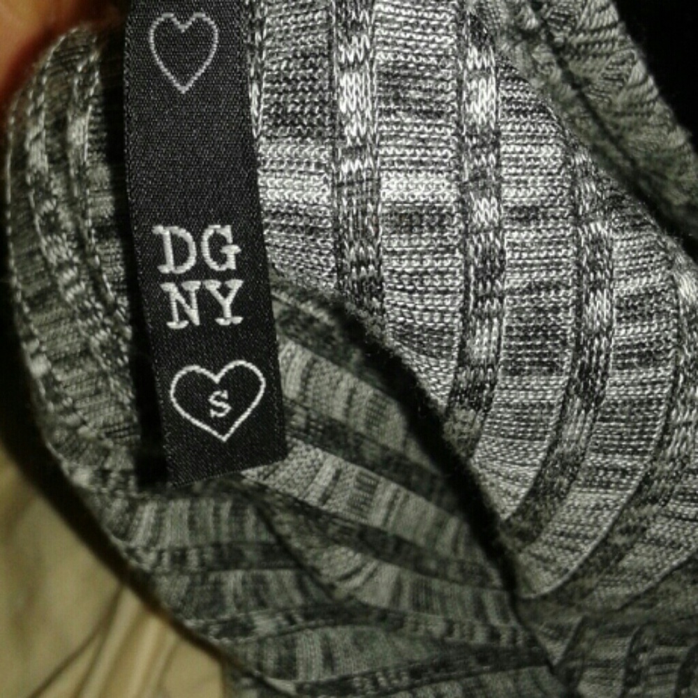 *SOLD*   DGNY Juniors Side-Slit Gray/Black Top - Picture 6 of 7