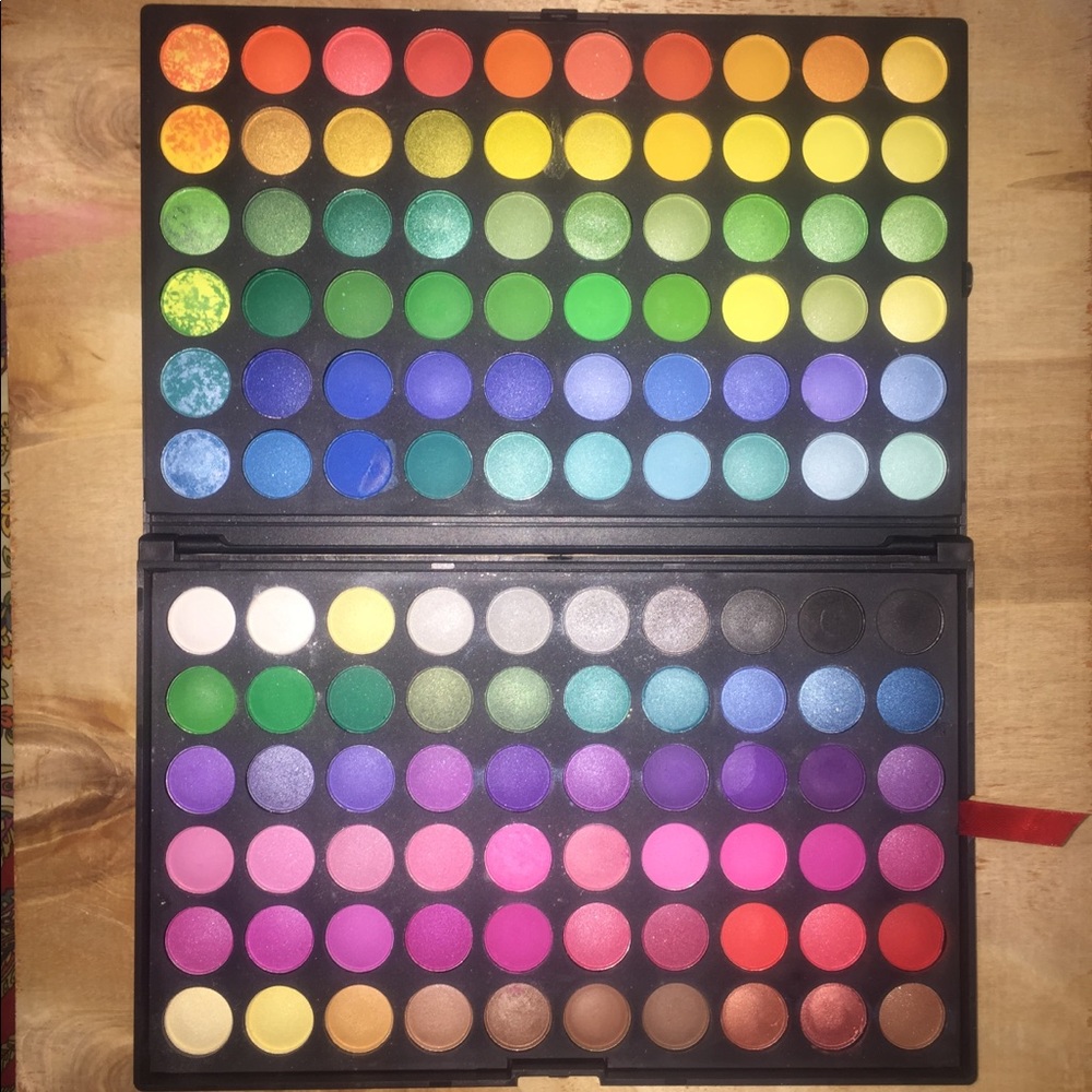 Crown brush. 120 colorful eyeshadow palette.
