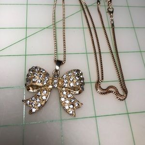Pretty bow necklace