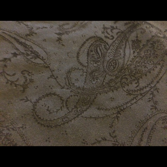 Soft black skirt with elegant design - Picture 2 of 3