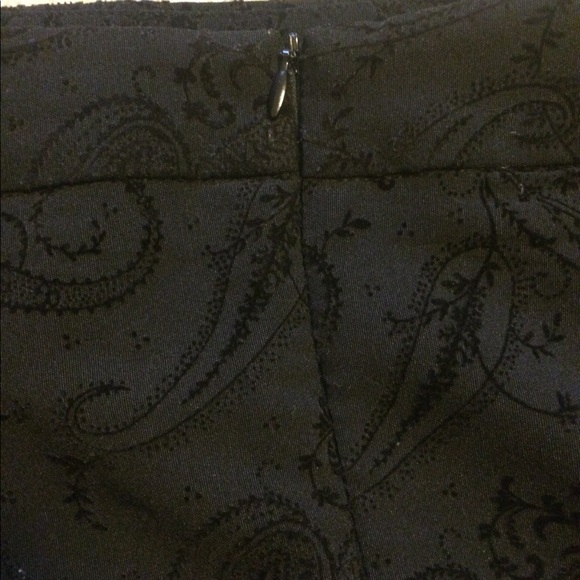 Soft black skirt with elegant design - Picture 3 of 3