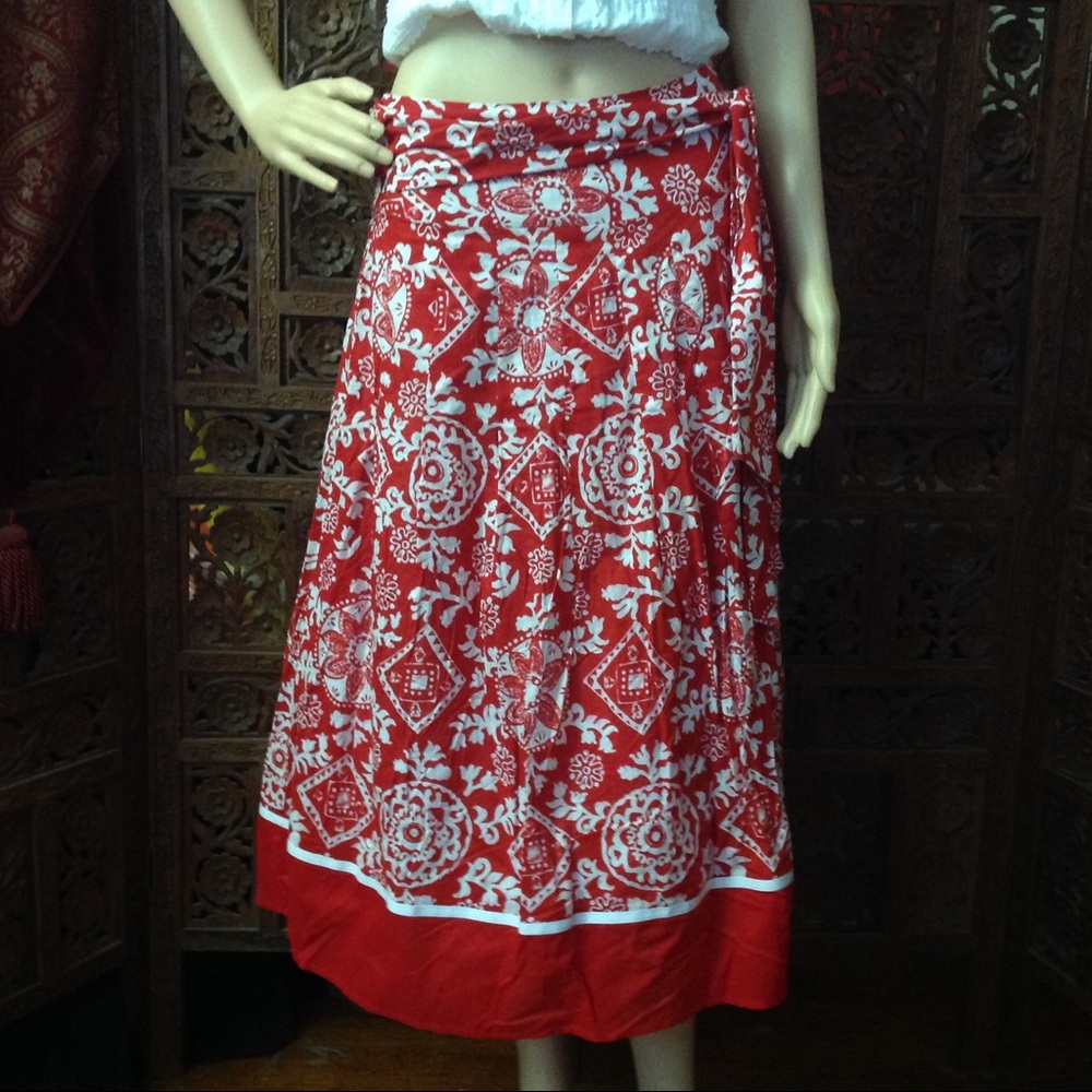 Retro vibes! Pretty red and white skirt, size 2