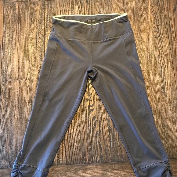 Calvin Klein Performance Quick Dry Capris - Picture 2 of 3