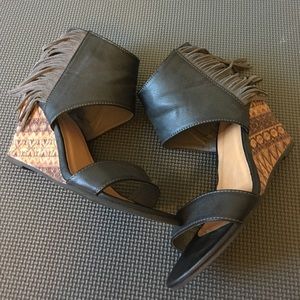 Dark gray fringe wedge sandal (vegan)