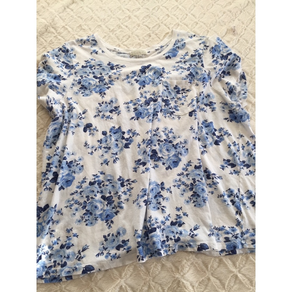 LOWEST PRICE! Floral and adorable tshirt top!