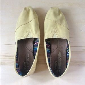 Pale Yellow Toms
