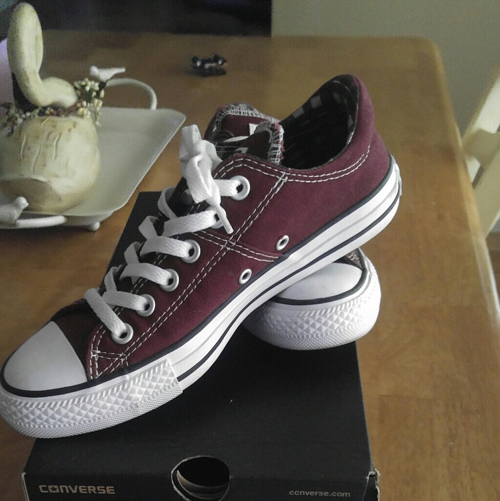 Size 7 Maroon Converse