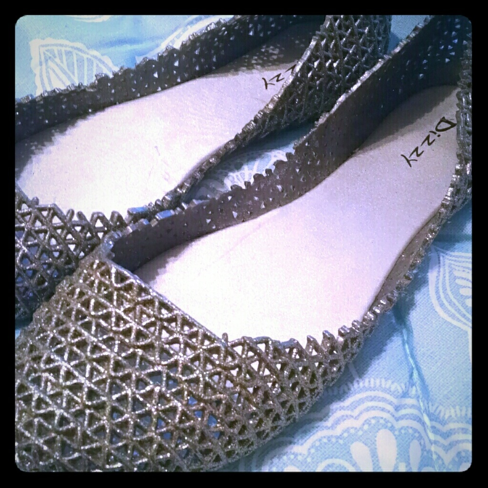 Dizzy silver basket jelly flats