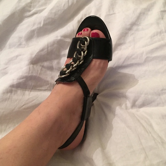 Beautiful Michael Kors Black Leather Heeled Sandal - Picture 4 of 8