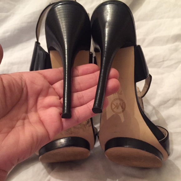 Beautiful Michael Kors Black Leather Heeled Sandal - Picture 7 of 8