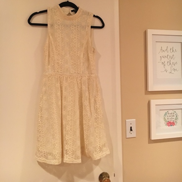 Forever 21 Dresses & Skirts - Open back lace dress
