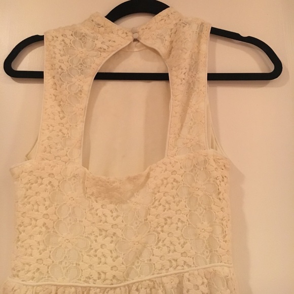 Open back lace dress - Picture 4 of 5