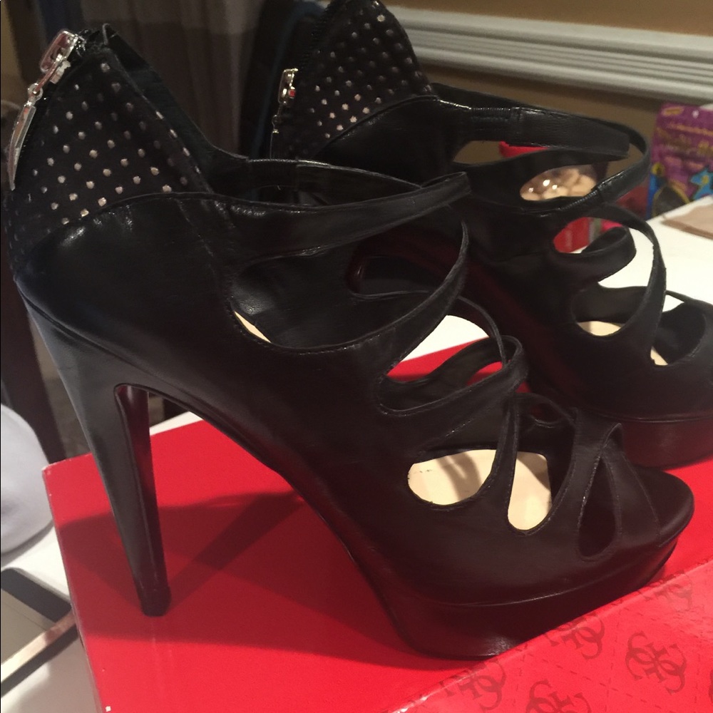 Guess Leather Pumps
