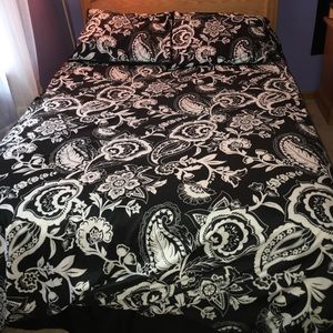 Black & White Paisley Comforter