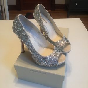 8.5 Benjamin Adams Charlize peeptoe pumps