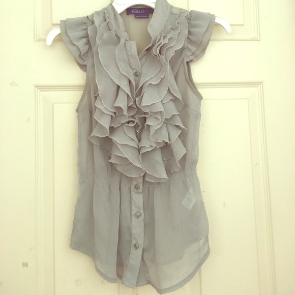 Classy ruffled button up blouse! - Picture 1 of 3