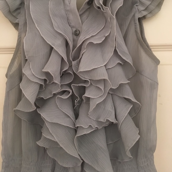 Classy ruffled button up blouse! - Picture 2 of 3