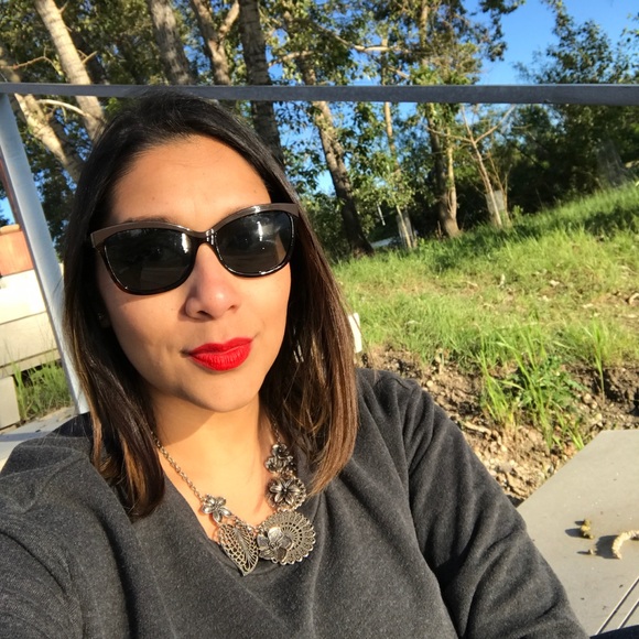 Meet your go-to Posher, Mayra! - Picture 3 of 3