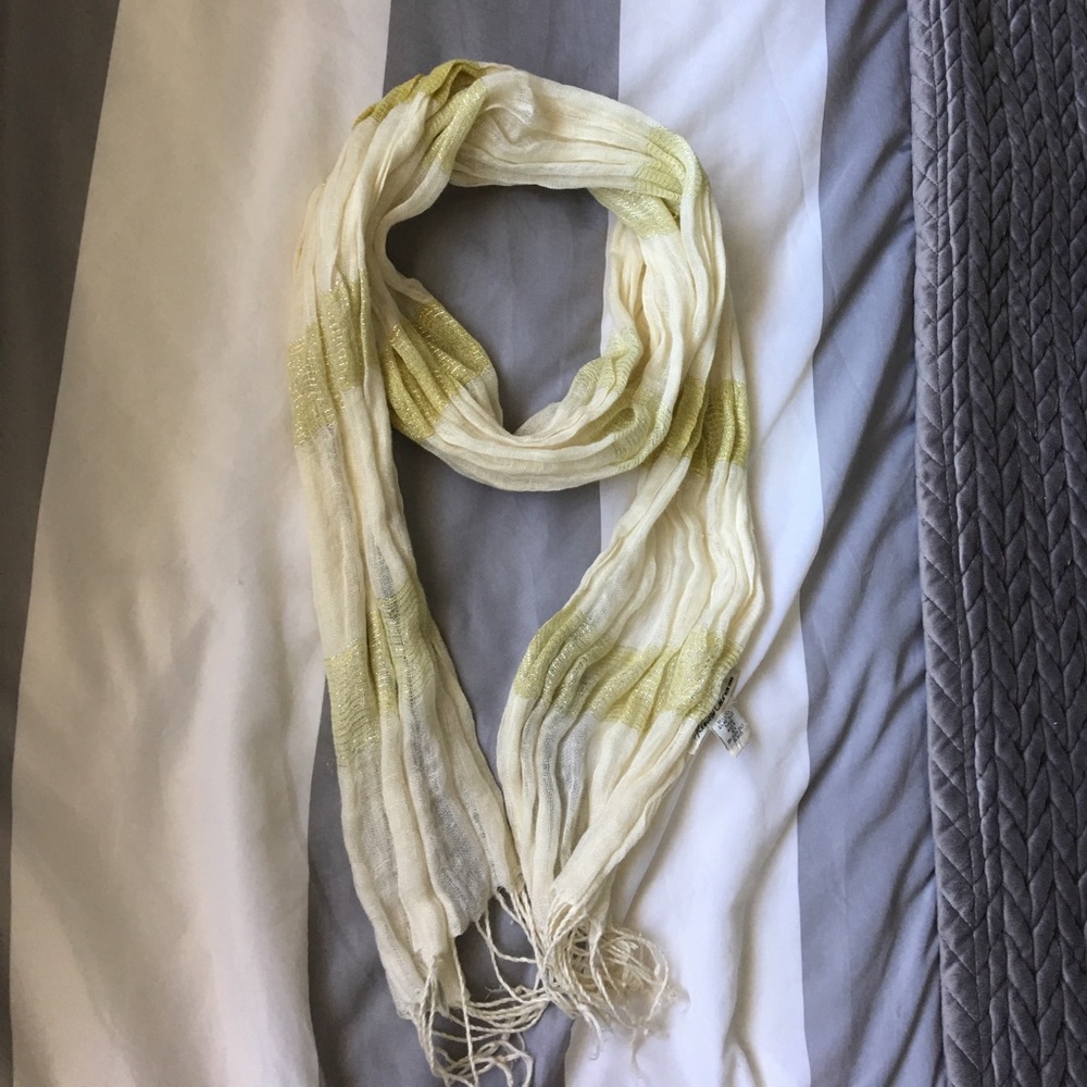 Great yellow scarf with silver lured details