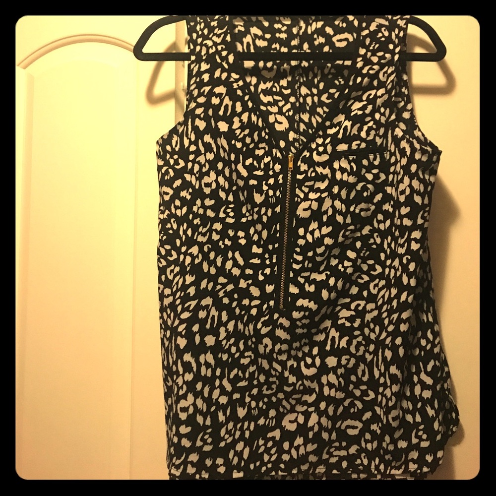 Animal print sleeveless v-neck shirt