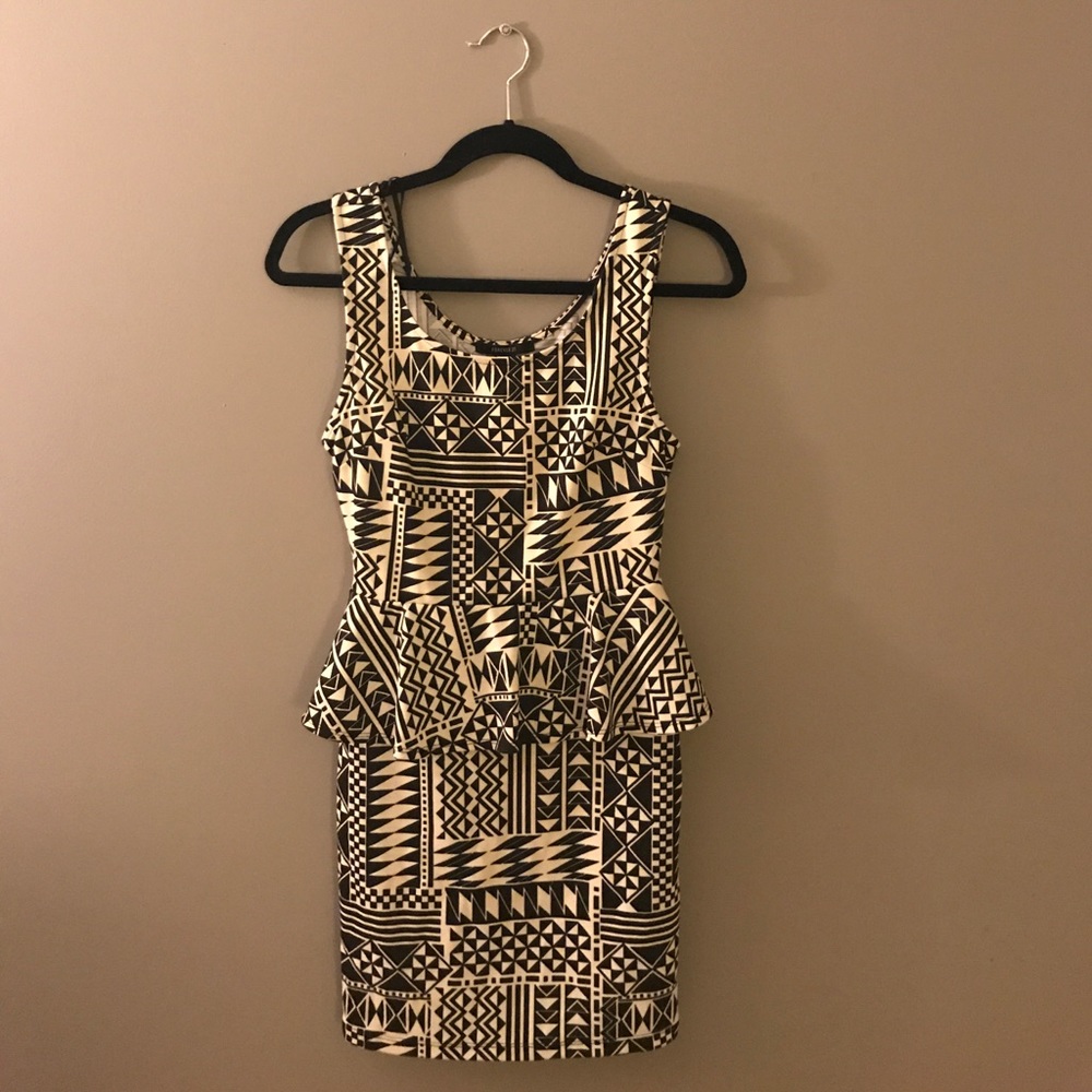 FOREVER21 Chic geometric peplum dress