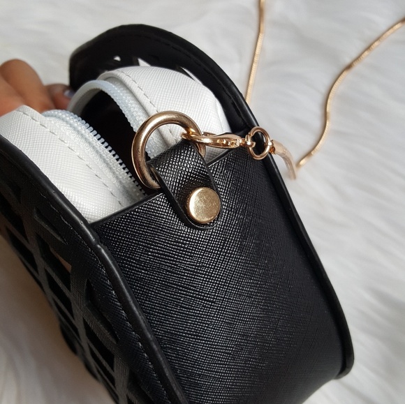 New Zara Pineapple Black & White Purse! - Picture 3 of 5