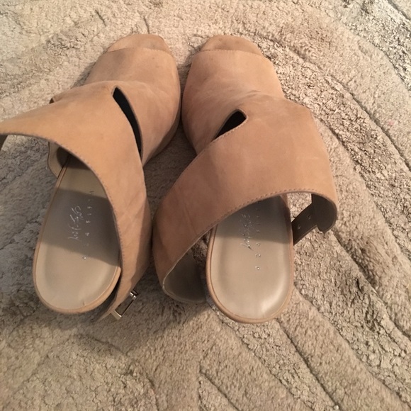 Peep toe stack bootie - Picture 4 of 6