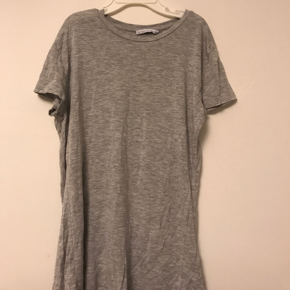 grey t shirt