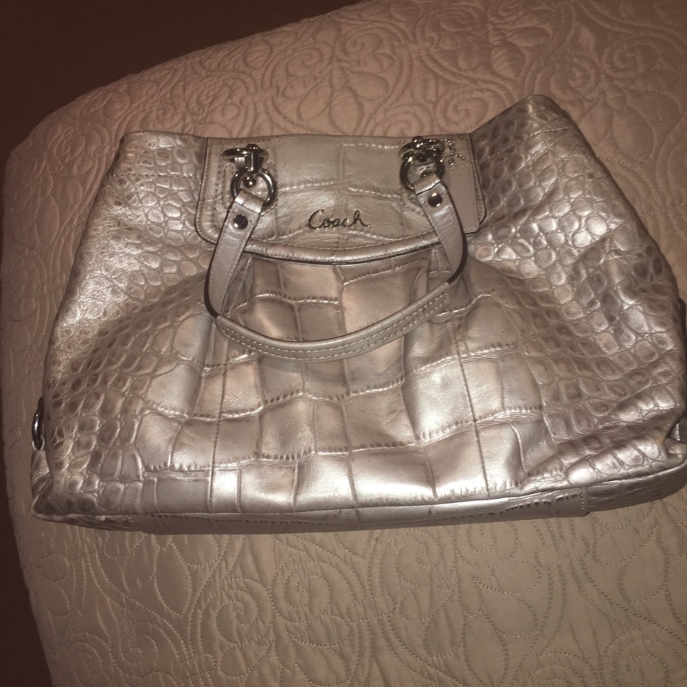 💕PRICE DROP💓👛 GORGEOUS SILVER Coach purse