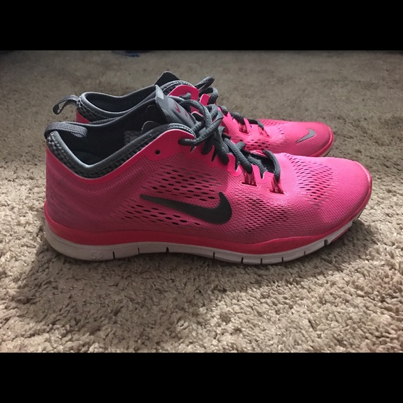Nike Tennis Shoes - Picture 1 of 3