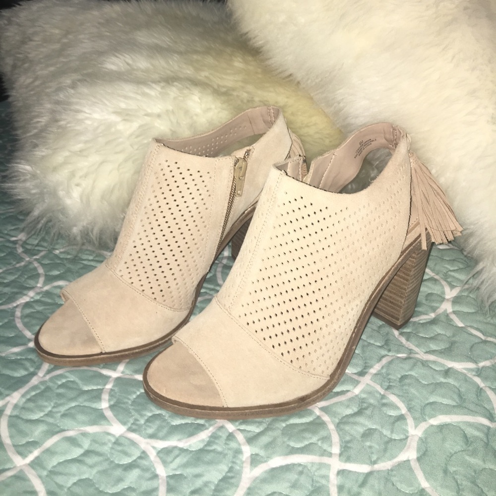 SALE!! 🎀NWT🎀 Gianni Bini perforated tassel heels