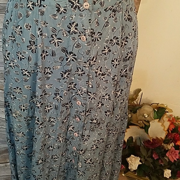 Pret'e Blue Floral Skirt - Picture 2 of 6