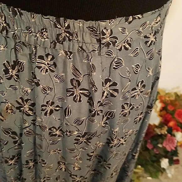 Pret'e Blue Floral Skirt - Picture 3 of 6