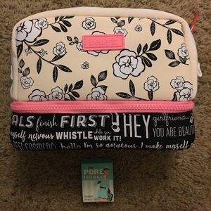 Benefit Cosmetic Bag w/free Pore fessional sample