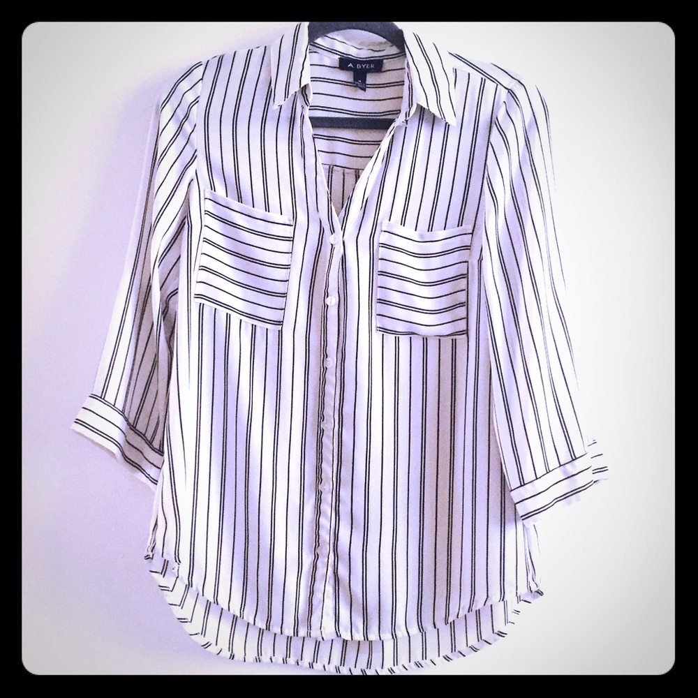Striped black + white 3/4 sleeve button-down!!