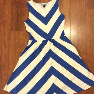 ⛴ Stylish & FLATTERING sz XS or S Dress