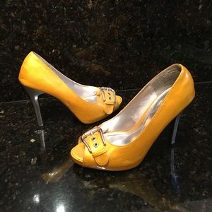 Sassy, bright heels! 👠