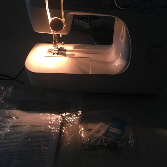 Sewing Machine - Picture 3 of 4