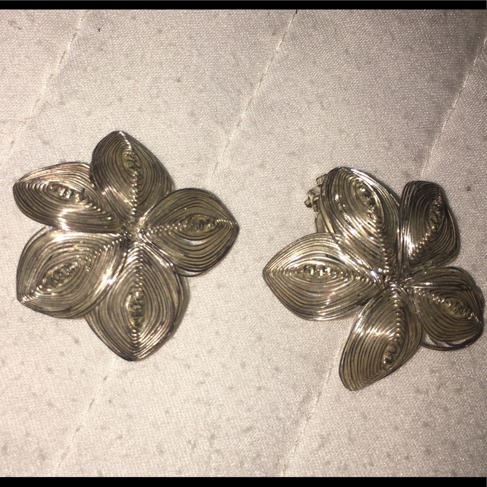 Beautiful mesh like vintage clip on earrings