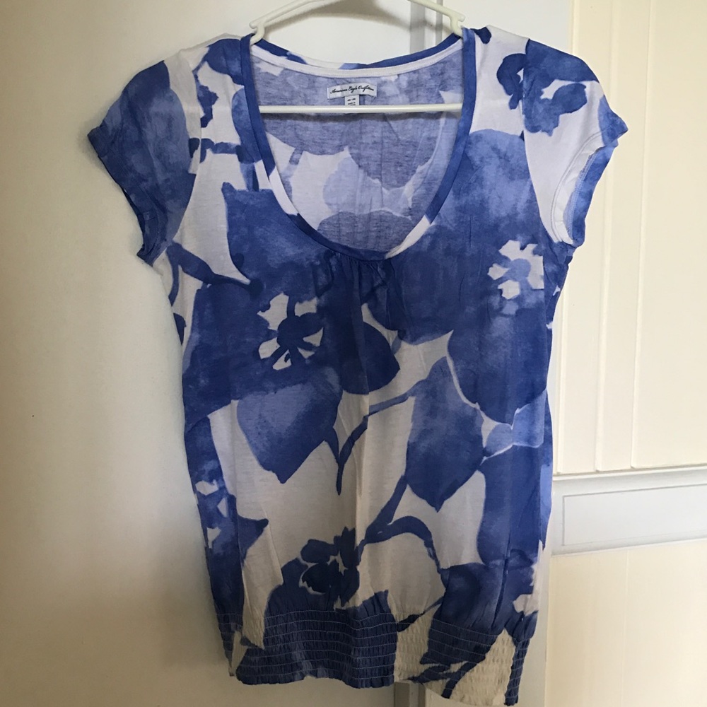 🦄American Eagle Outfitters Blue& White Floral Top