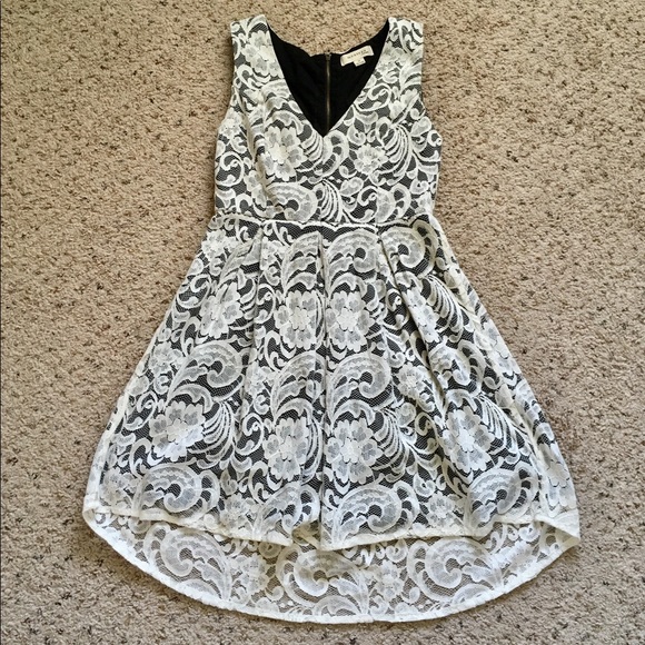 Monteau Dresses & Skirts - Monteau Dress White Lace V-Neck Sleeveless Lined M