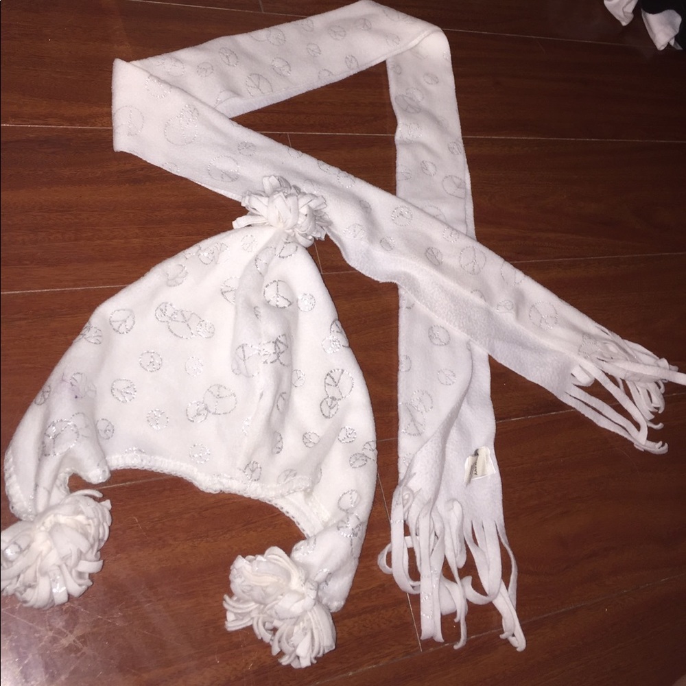 4 scarfs and 2 hats bundles and sets-bargain deal!