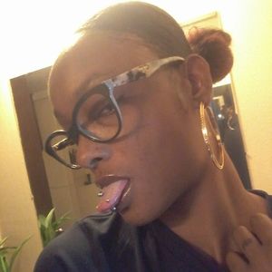 Meet your Posher, Ebony